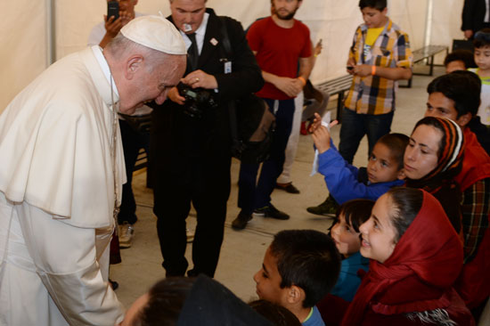 البابا فرانسيس يزور مخيمات اللاجئين فى اليونان (6)