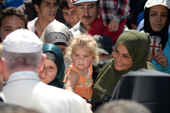 البابا فرانسيس يزور مخيمات اللاجئين فى اليونان (9)