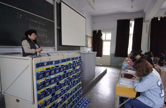 جامعات صينية تمنع المحمول خلال المحاضرات لتحسين تركيز الطلاب (2)