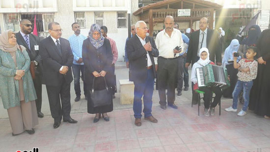 جولة عادل الغضبان محافظ بورسعيد على المدارس للتأكد من انتظام العملية التعليمية (1)