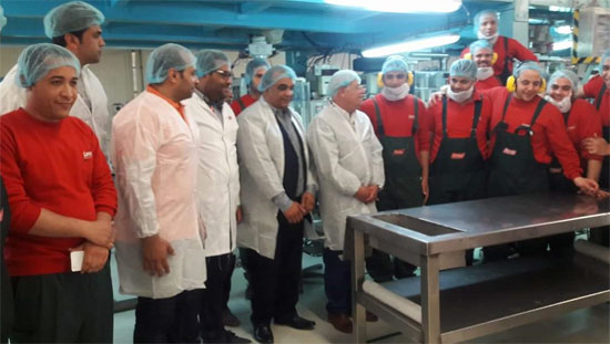 محافظ بورسعيد يتفقد مصنعين للمواد الغذائية بالمنطقة الصناعية (1)