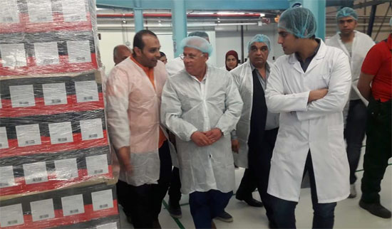محافظ بورسعيد يتفقد مصنعين للمواد الغذائية بالمنطقة الصناعية (2)