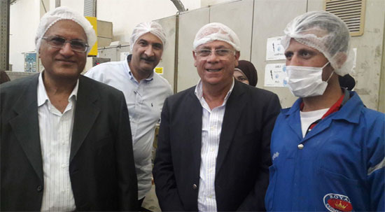 محافظ بورسعيد يتفقد مصنعين للمواد الغذائية بالمنطقة الصناعية (5)