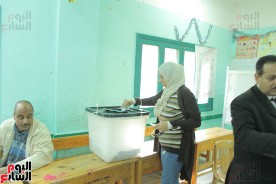 زيادة الإقبال على التصويت بانتخابات دائرة عكاشة والسيدات يتصدرن المشهد (2)
