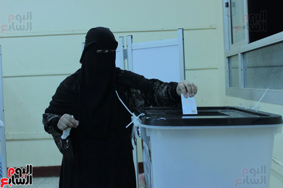 زيادة الإقبال على التصويت بانتخابات دائرة عكاشة والسيدات يتصدرن المشهد (4)