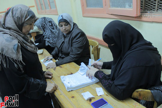 زيادة الإقبال على التصويت بانتخابات دائرة عكاشة والسيدات يتصدرن المشهد (5)