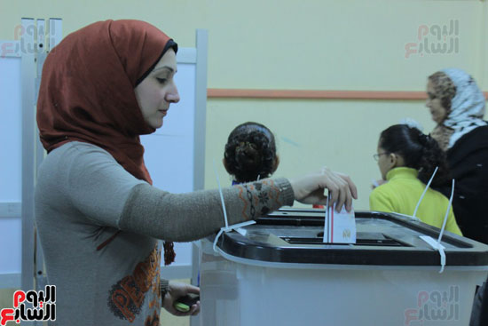 زيادة الإقبال على التصويت بانتخابات دائرة عكاشة والسيدات يتصدرن المشهد (6)