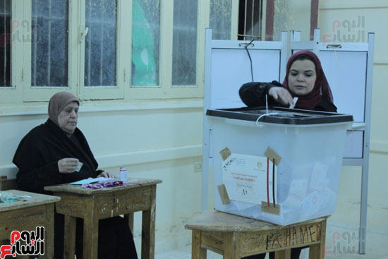 زيادة الإقبال على التصويت بانتخابات دائرة عكاشة والسيدات يتصدرن المشهد (7)
