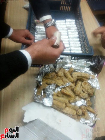 إحباط تهريب نصف مليون جنيه داخل محشى بمطار برج العرب (2)