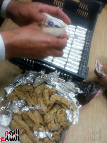 إحباط تهريب نصف مليون جنيه داخل محشى بمطار برج العرب (3)