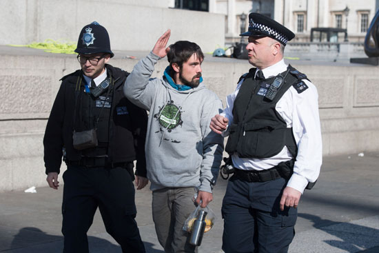 بريطانيا-تماثيل-اعتقال 4 نشطاء (7)