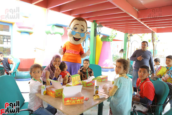 1-3حديد المصريينتستكمل احتفالات يوم اليتيم برحلة لـ100طفل من القليوبية (12)