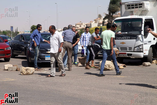 عمال الرحاب يقطعون الطريق أمام حركة السيارات وقوات الأمن تغادر المكان (10)