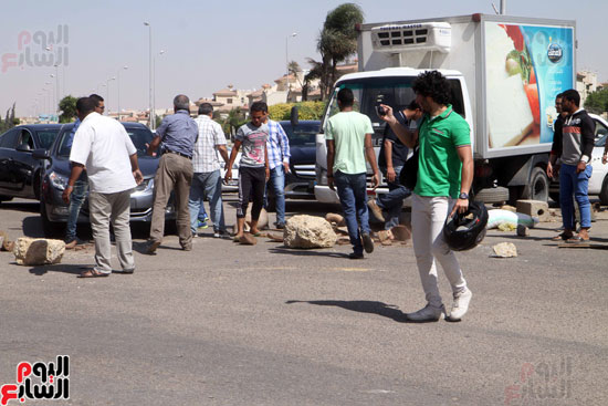 عمال الرحاب يقطعون الطريق أمام حركة السيارات وقوات الأمن تغادر المكان (11)