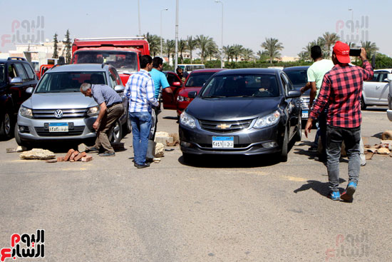 عمال الرحاب يقطعون الطريق أمام حركة السيارات وقوات الأمن تغادر المكان (12)