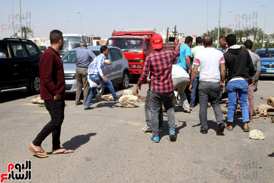 عمال الرحاب يقطعون الطريق أمام حركة السيارات وقوات الأمن تغادر المكان (13)