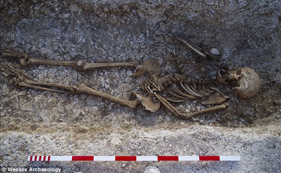 اكتشاف-150-قبرا-بإنجلترا-عمرها-5000-سنة-بداخلها-أصداف-من-مصر-(3)