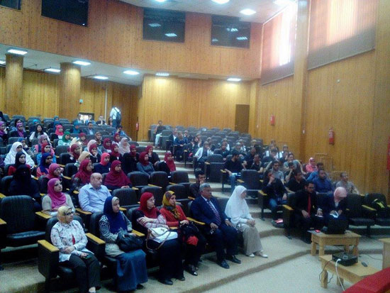 مؤتمر طلاب كلية الصيدلة الثانى بجامعة قناة السويس (1)