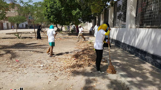 أندية التطوع بالأقصر تشارك فى أعمال النظافة والتشجير لحاجر الضبعية (2)