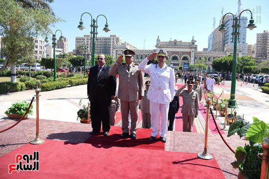 محافظ الاسكندرية يضع إكليل الزهور على النصب التذكارى للشهداء (2)