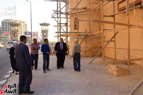 محافظ الإسكندرية يتفقد أعمال تطوير واجهات مبنى سراى ستانلى (2)