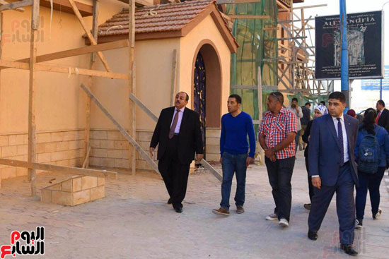 محافظ الإسكندرية يتفقد أعمال تطوير واجهات مبنى سراى ستانلى (4)