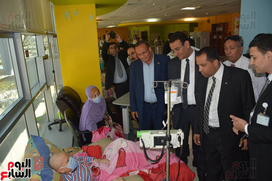 زيارة نخبة من رموز مناطق شبرا الخيمة مستشفى سرطان الأطفال (1)