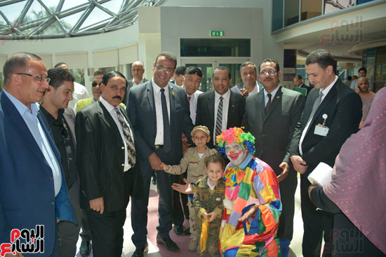 زيارة نخبة من رموز مناطق شبرا الخيمة مستشفى سرطان الأطفال (7)