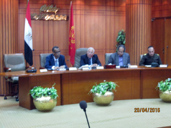 اجتماع محافظ بورسعيد مع رؤساء الاحياء (1)