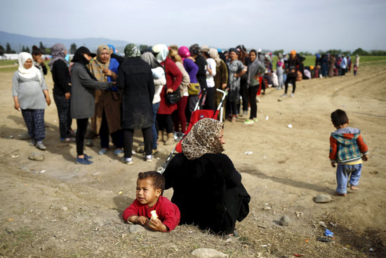 اليونان تسمح لطالبى اللجوء بالخروج من مخيمات احتجازهم (1)