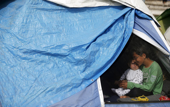 اليونان تسمح لطالبى اللجوء بالخروج من مخيمات احتجازهم (3)