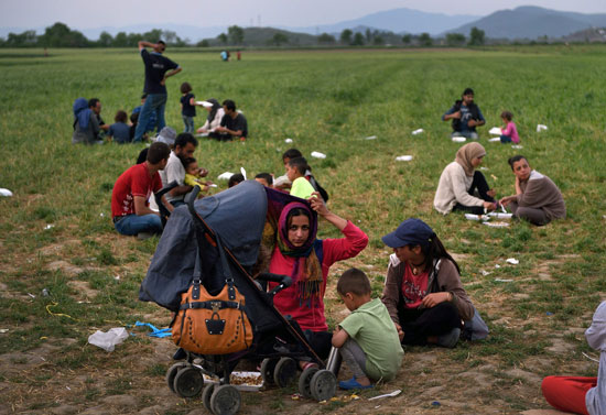 اليونان تسمح لطالبى اللجوء بالخروج من مخيمات احتجازهم (10)