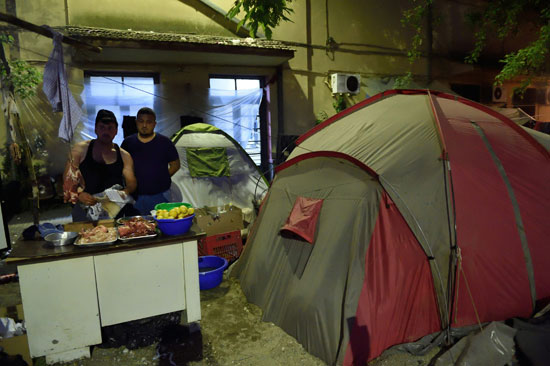 اليونان تسمح لطالبى اللجوء بالخروج من مخيمات احتجازهم (6)