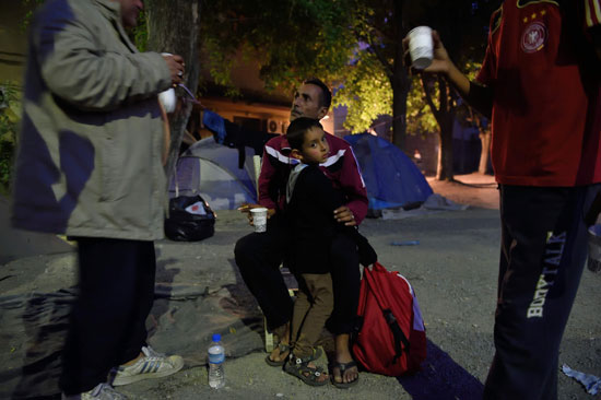 اليونان تسمح لطالبى اللجوء بالخروج من مخيمات احتجازهم (7)