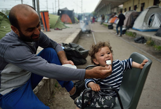 اليونان تسمح لطالبى اللجوء بالخروج من مخيمات احتجازهم (8)