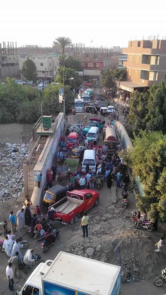 قارئ يرصد تكدس السيارات ومعاناة المواطنين بقرية قنطرة الحزانية فى القليوبية (10)