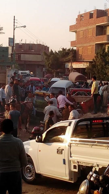 قارئ يرصد تكدس السيارات ومعاناة المواطنين بقرية قنطرة الحزانية فى القليوبية (4)