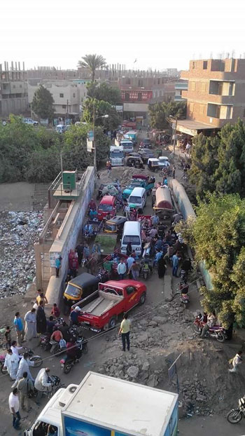 قارئ يرصد تكدس السيارات ومعاناة المواطنين بقرية قنطرة الحزانية فى القليوبية (5)
