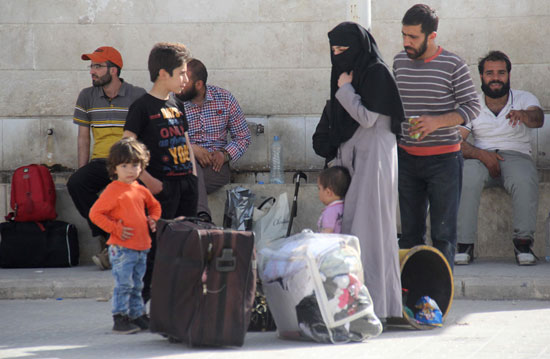 نقل مرضى سوريين من بلدات محاصرة (1)