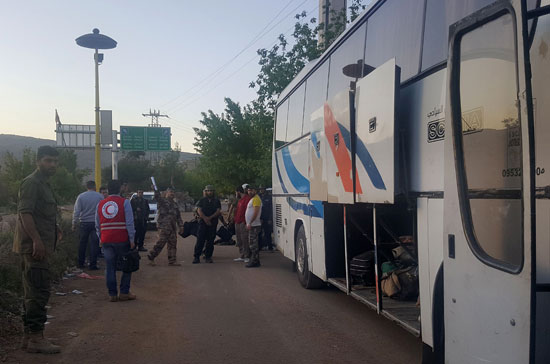 نقل مرضى سوريين من بلدات محاصرة (3)