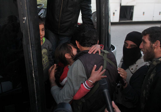 نقل مرضى سوريين من بلدات محاصرة (6)