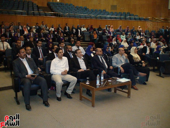 أعمال المؤتمر السنوى الـ15 للاتحاد المصرى لطلاب الصيدلة (10)