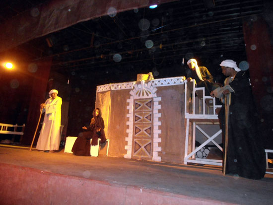 عرض اللسان المر بمسرح كوم أمبو (1)