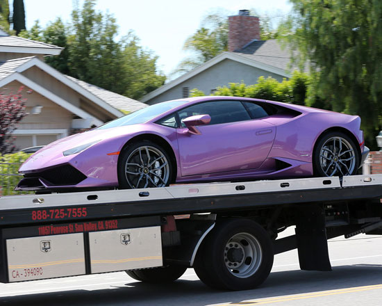 بلاك شاينا تتلقى سيارة Lamborghini هدية من خطيبها (3)