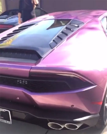 بلاك شاينا تتلقى سيارة Lamborghini هدية من خطيبها (5)