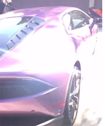 بلاك شاينا تتلقى سيارة Lamborghini هدية من خطيبها (6)