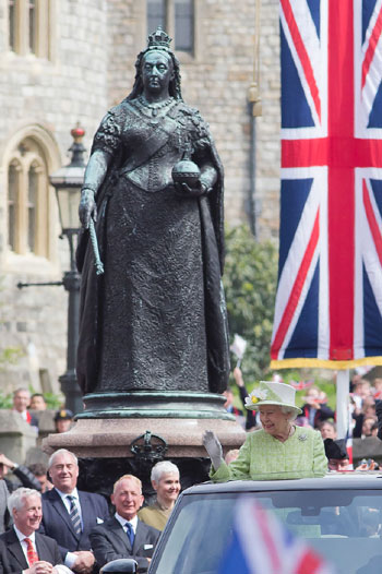 احتفالات البريطانيون بعيد ميلاد الملكه اليزابيث (1)