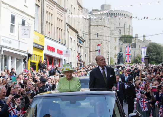 احتفالات البريطانيون بعيد ميلاد الملكه اليزابيث (3)
