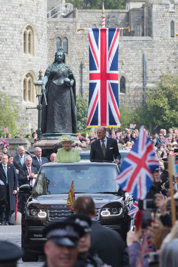 احتفالات البريطانيون بعيد ميلاد الملكه اليزابيث (10)