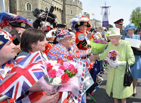 احتفالات البريطانيون بعيد ميلاد الملكه اليزابيث (21)